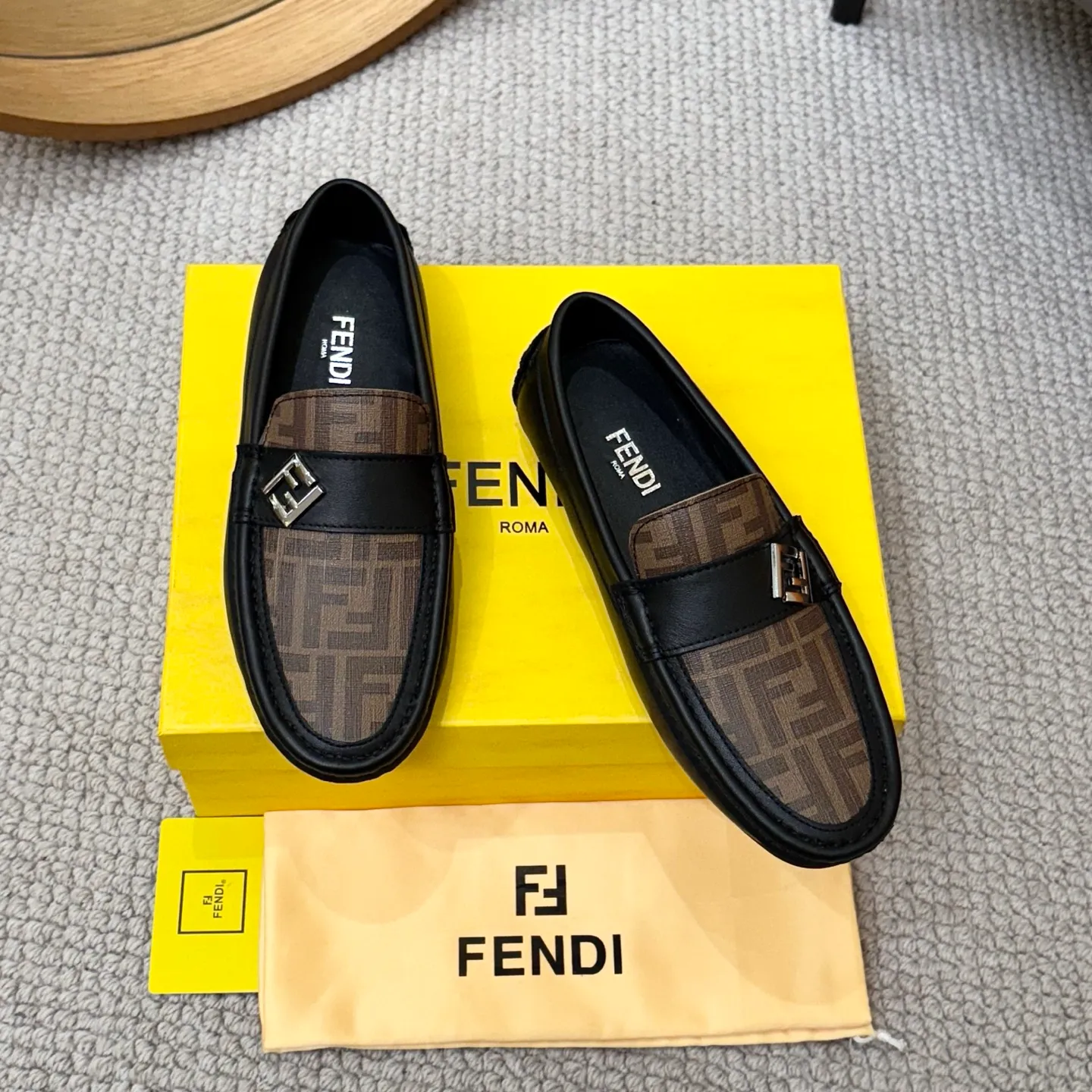Men's shoes 💰420 [FENDI Fendi] 2⃣️0⃣️2⃣️5️⃣New Milan men's fashion lazy catwalk style ✅ fashionable casual beanie shoes, imported calfskin fabric, super smooth texture, sweat-absorbent and breathable, (sheepskin lining). Metal LOGO on the shoe body, Medusa avatar, irregular avatar, high-end craftsmanship logo✅ French Loft set foot design style 👟Low-key and elegant, great on-foot effect... Men's shoe size: 38-46 (4-12)